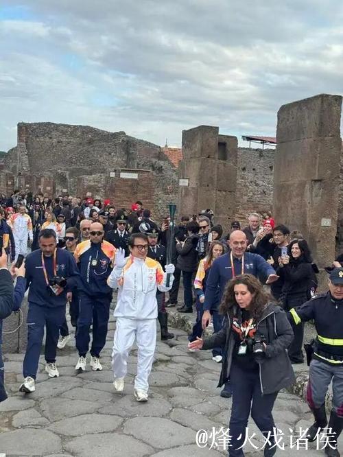 成龙参与米兰-科尔蒂纳冬奥会火炬传递活动